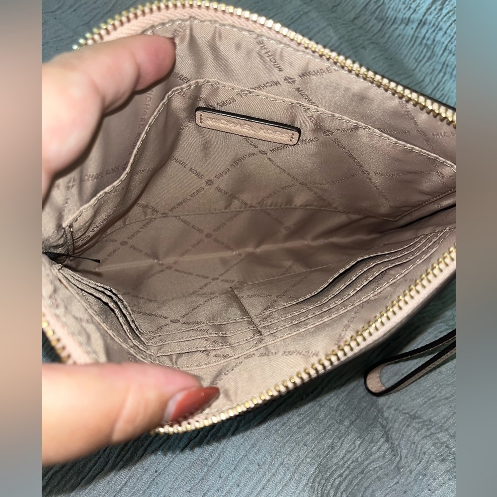 Michael Kors Giftables XL Zip Clutch Bag Saffiano Leather “Ballet” Heart Studs - Picture 5 of 12